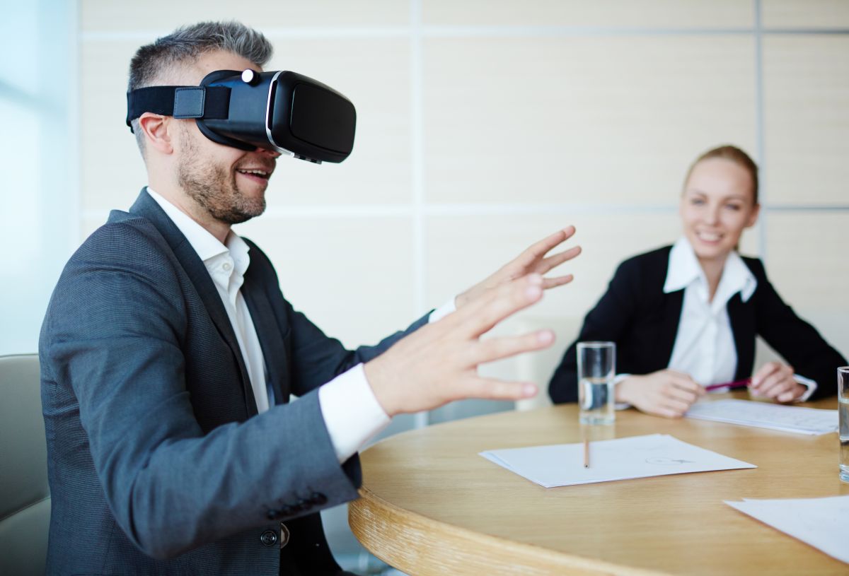 Ein Geschäftsmann testet eine VR-Brille